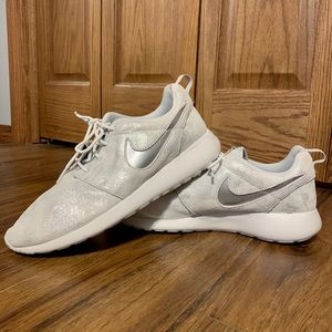 Like New Shimmery Nike Roshes ✨